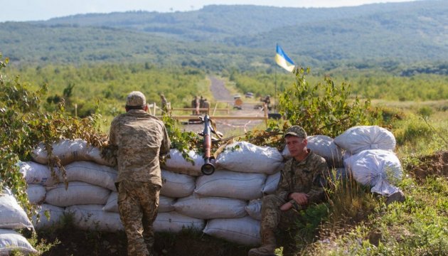 АТО: 35 обстрілів за добу, один боєць загинув, троє поранені