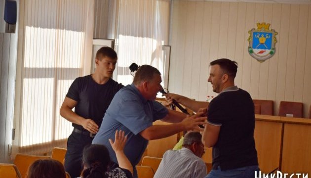 Бійка депутатів у Миколаївській райраді закінчилася зламаною рукою Бійка депутатів у Миколаївській райраді закінчилася зламаною рукою