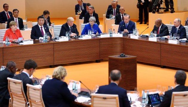 Неофіційне спілкування на G20: Трамп поплескав Путіна по спині