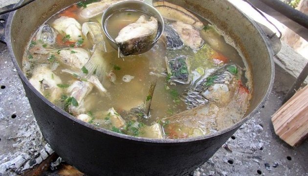 Рекордну порцію рибної юшки взялися готувати на фестивалі в Тернополі