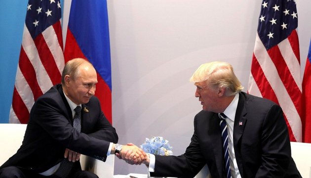 Трамп і Путін замість офіційної зустрічі потиснули один одному руки