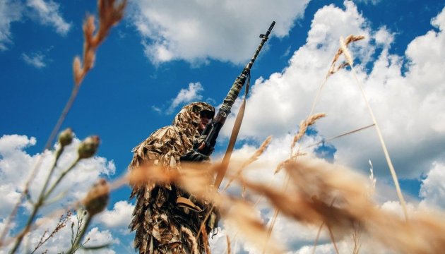 Більше половини громадян готові захищати Україну зі зброєю