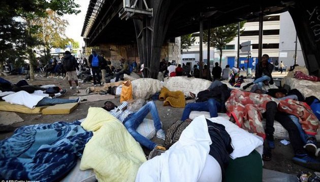 У Парижі поліція виселила стихійний табір із майже трьома тисячами мігрантів