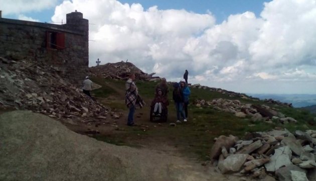 Волонтерка Яна Зінкевич підкорила Карпатську вершину на інвалідному візку