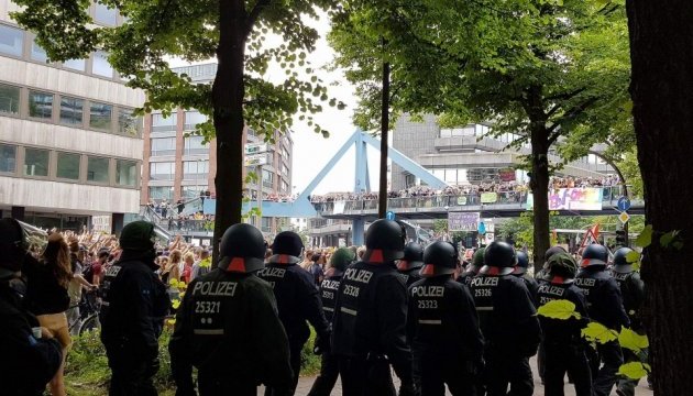 У Гамбурзі триває протистояння поліції та радикалів