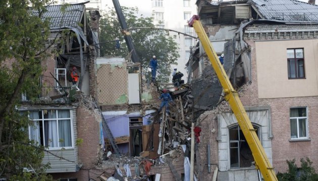 У Києві вибухом розтрощило частину житлового будинку