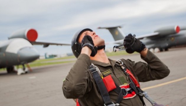 Paracaidistas de la Guardia Nacional desembarcan por primera vez del An-26