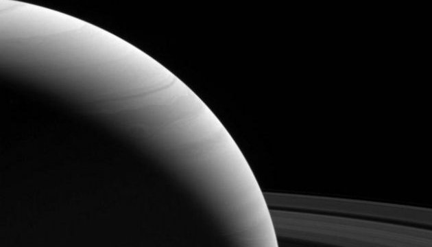 NASA показало світанок на Сатурні