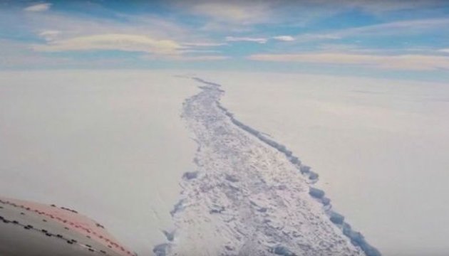 Від Антарктиди відколовся один із найбільших в історії айсбергів 