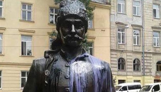 Вандали облили фарбою пам`ятник Юрію Кульчицькому