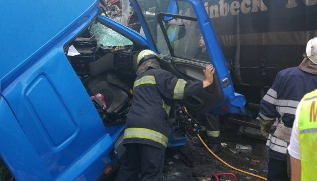У Києві зіткнулися дві вантажівки: водіїв деблокували рятувальники