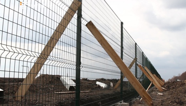 Los ocupantes rusos construyen en Crimea un cercado en la frontera administrativa con Ucrania