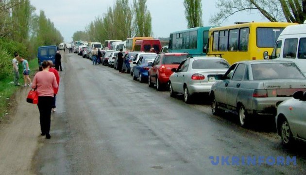 У чергах на лінії розмежування скупчились 440 авто