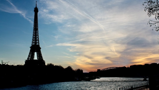 Мерія Парижа вирішила економити на освітленні Ейфелевої вежі
