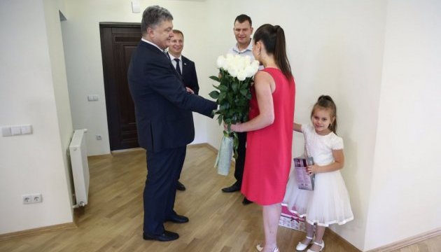 У Тернополі Порошенко побував на новосіллі у бойового офіцера