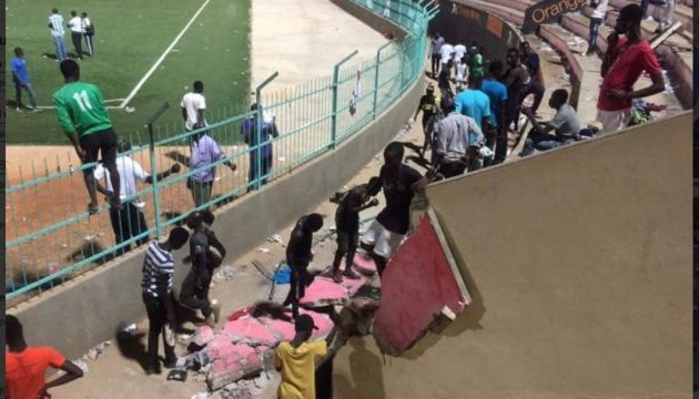 Бійка і тиснява на стадіоні в Дакарі: від падіння стіни загинули 8, майже 50 травмовані