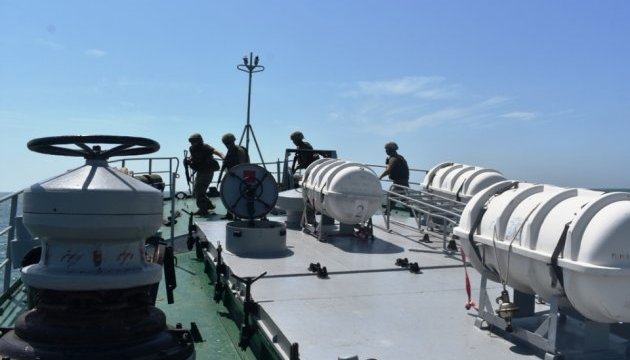 Десантники з бронетехнікою вийшли на кораблі ВМС у Чорне море