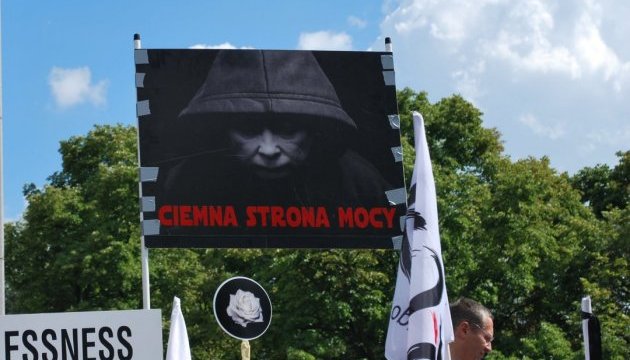 У Варшаві - багатотисячний мітинг. Качинському нагадують, що він 