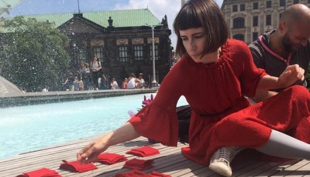 Українка у Познані шиє ляльок у пам'ять про жертв МH17