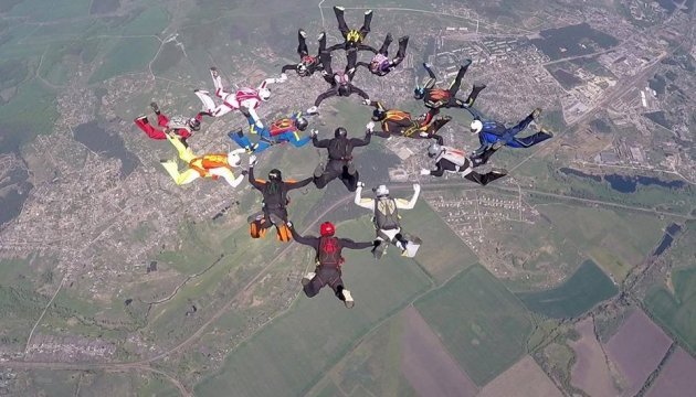 Establecen un récord de paracaidismo en el cielo sobre Járkiv