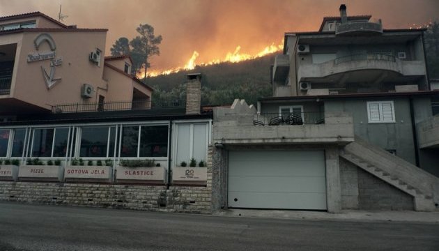 Лісові пожежі у Хорватії та Чорногорії поширюються на міста