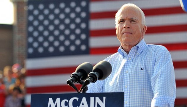 McCain insta a Trump a autorizar ventas adicionales de armas a Ucrania