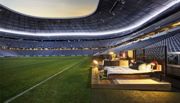 У Мюнхені пропонують переночувати на футбольному полі