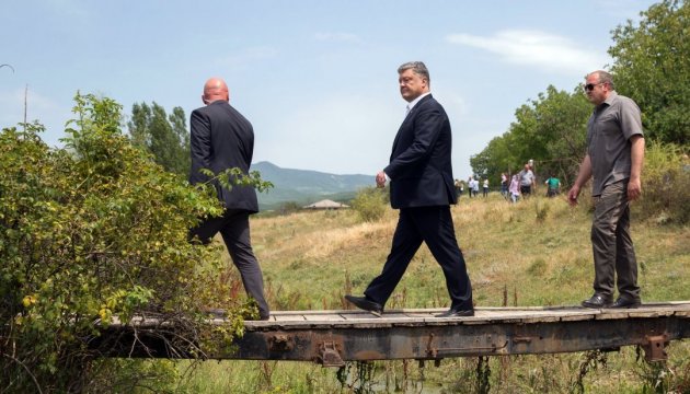 Presidents of Ukraine and Georgia visit demarcation line with occupied region of Tskhinvali region