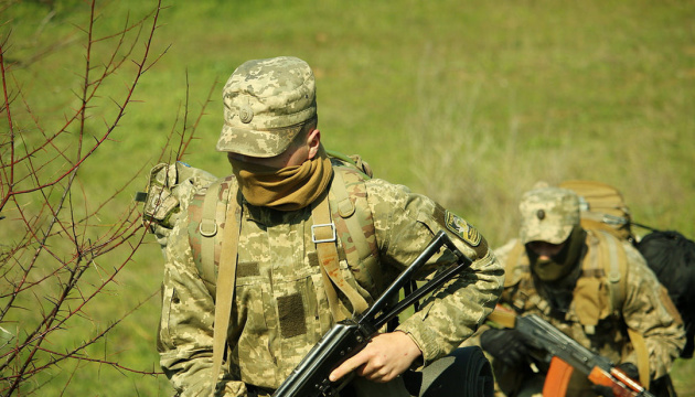 Terroristen greifen 25 Mal Armeestellungen im Donbass an
