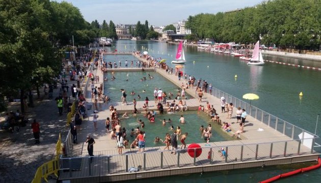 У Парижі відкрили безкоштовні басейни на каналі 