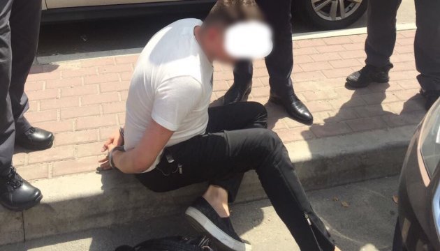 На хабарі затримали двох чиновників ДФС Київської області