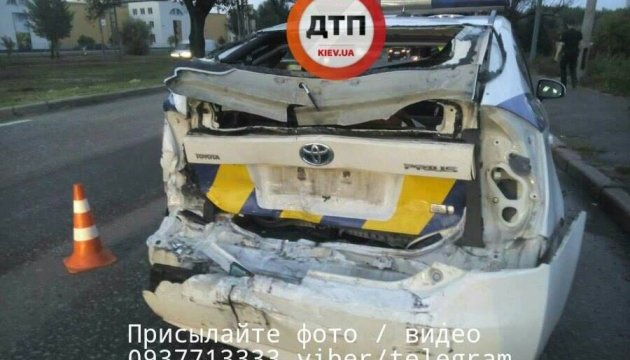 У Києві водій вантажівки врізався в автомобіль поліції