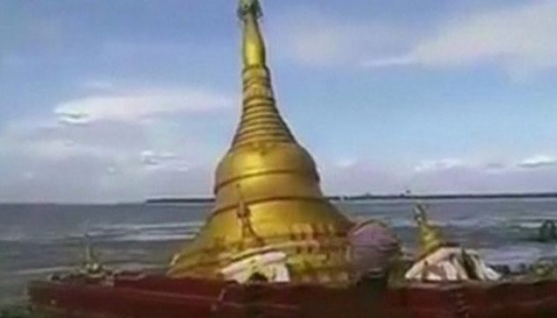 У М'янмі буддистську ступу змило річкою