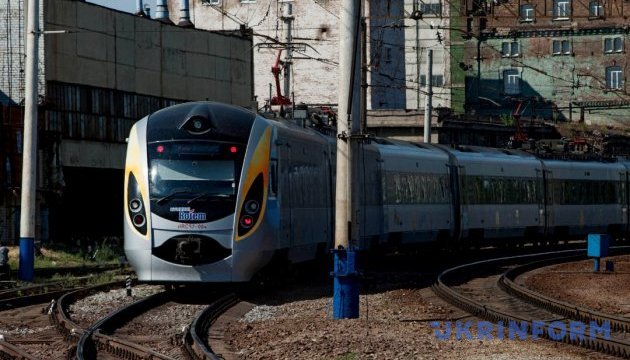Укрзалізниця призначила додаткові рейси до Львова та Харкова