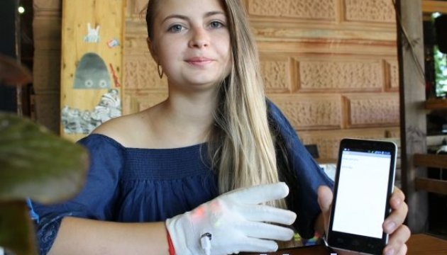 Студентка з Тернополя створила рукавичку, яка переводить мову жестів
