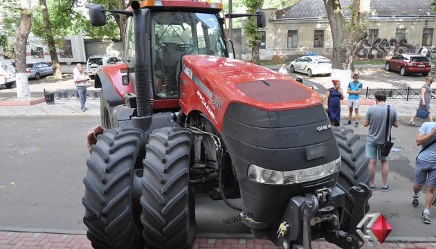 Фермери на тракторах пікетують податкову в Миколаєві