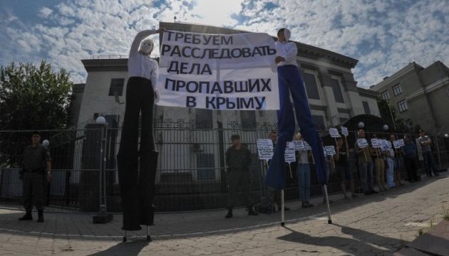 Rally over abductions in Crimea held near Russian Embassy in Kyiv. Photos