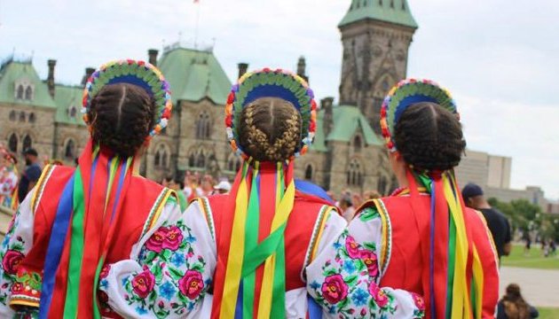Українські танцюристи станцювали гопак перед парламентом Канади 