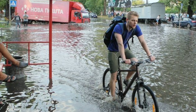 На заході України очікуються урагани і зливи На заході України очікуються урагани і зливи