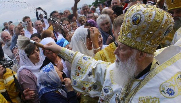 Environ 2 000 croyants participent à la procession religieuse à Kyiv