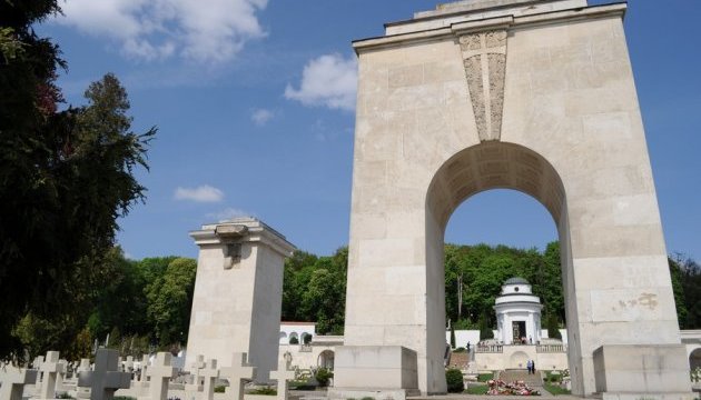 Польща випустить паспорти із зображенням Меморіалу орлят у Львові