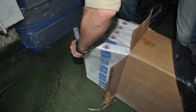 На баржі знайшли чотири тисячі ящиків контрабандних цигарок