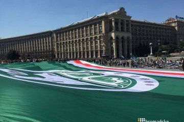 На Майдані розгорнули найбільший у світі прапор Ічкерії