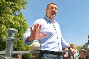 Кличко просить вибачення: Неможливо класти асфальт, коли по ньому їздять авто