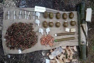 На Київщині СБУ виявила схрон з вибухівкою та боєприпасами