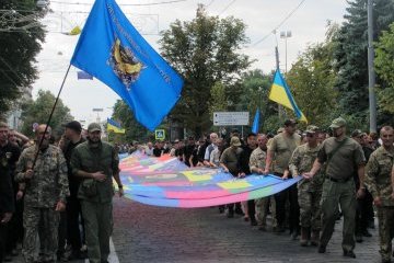 У центрі Харкова розгорнули 25-метровий Прапор єдності