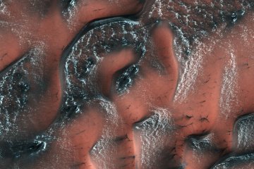 NASA показало снежные дюны Марса