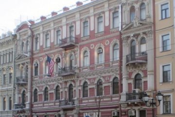 В Санкт-Петербурге облили краской генконсульство США