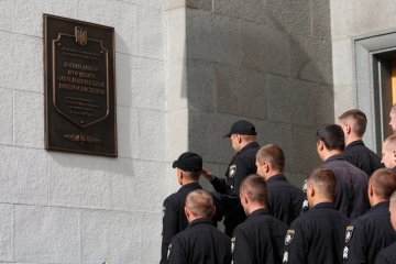 Пам'ятну дошку загиблим під Радою бійцям Нацгвардії відкрили у Києві