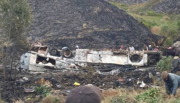 На Мадагаскарі автобус зірвався в яр, загинули понад 30 пасажирів